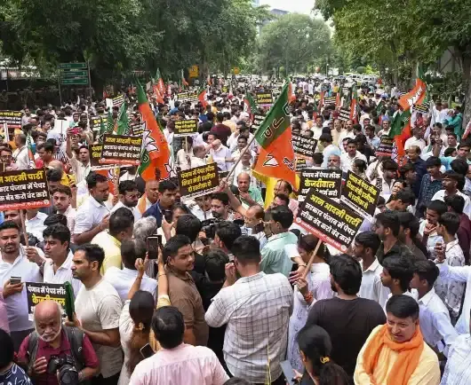 पंजाब पेपर लीक विवाद: दिल्ली बीजेपी का आप दफ्तर पर जोरदार प्रदर्शन, शिक्षा मंत्री हरजोत सिंह बैंस के इस्तीफे की मांग