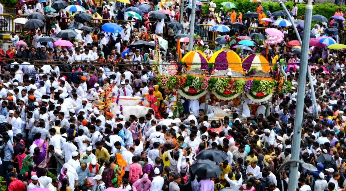 संत तुकाराम महाराज पालखीचे पिंपरी-चिंचवडमध्ये भक्तिभावाने स्वागत, हजारो वारकऱ्यांची उपस्थिती