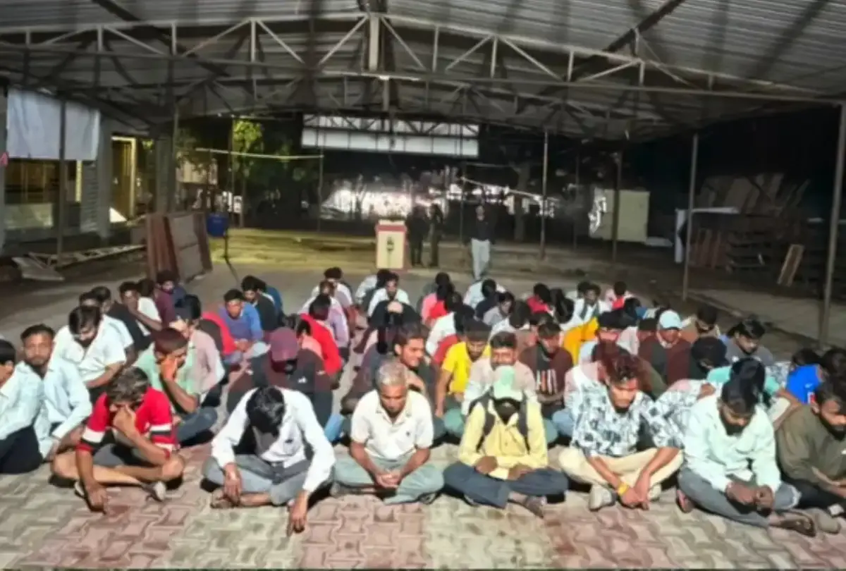 पुण्यात अमली पदार्थांच्या मागणीचे धक्कादायक वास्तव: फुरसुंगीतील तुकाई टेकडीवर अवघ्या ९० मिनिटांत ८४ ग्राहक रंगेहात पकडले; विद्यार्थी, शिक्षकांचाही समावेश