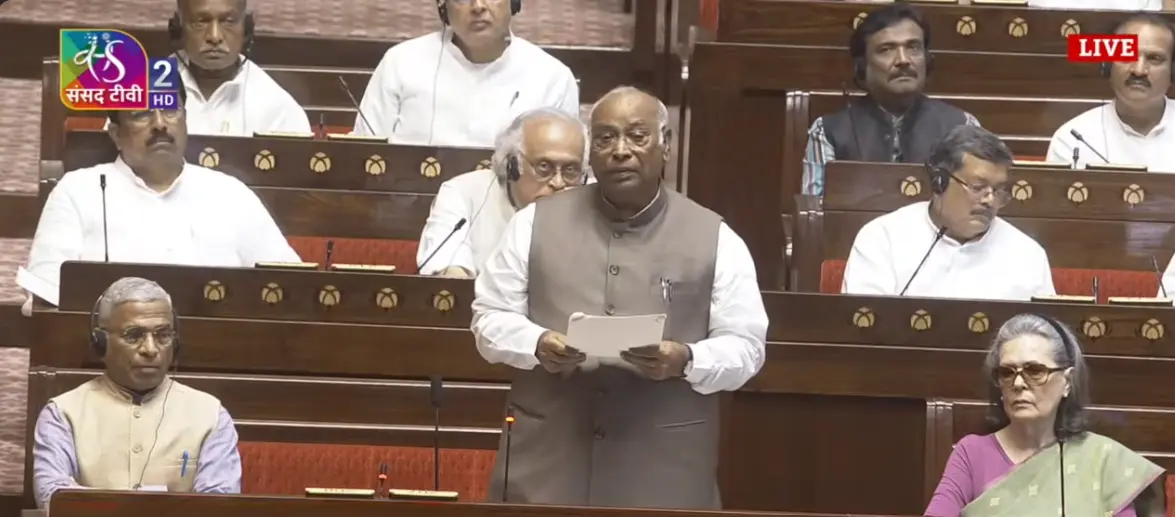संसद के मानसूनी सत्र में 'एंटी पेपर लीक बिल' पर भारी हंगामा: खड़गे का सरकार पर हमला, मनुस्मृति टिप्पणी और वंदे मातरम बिल पर छिड़ा विवाद