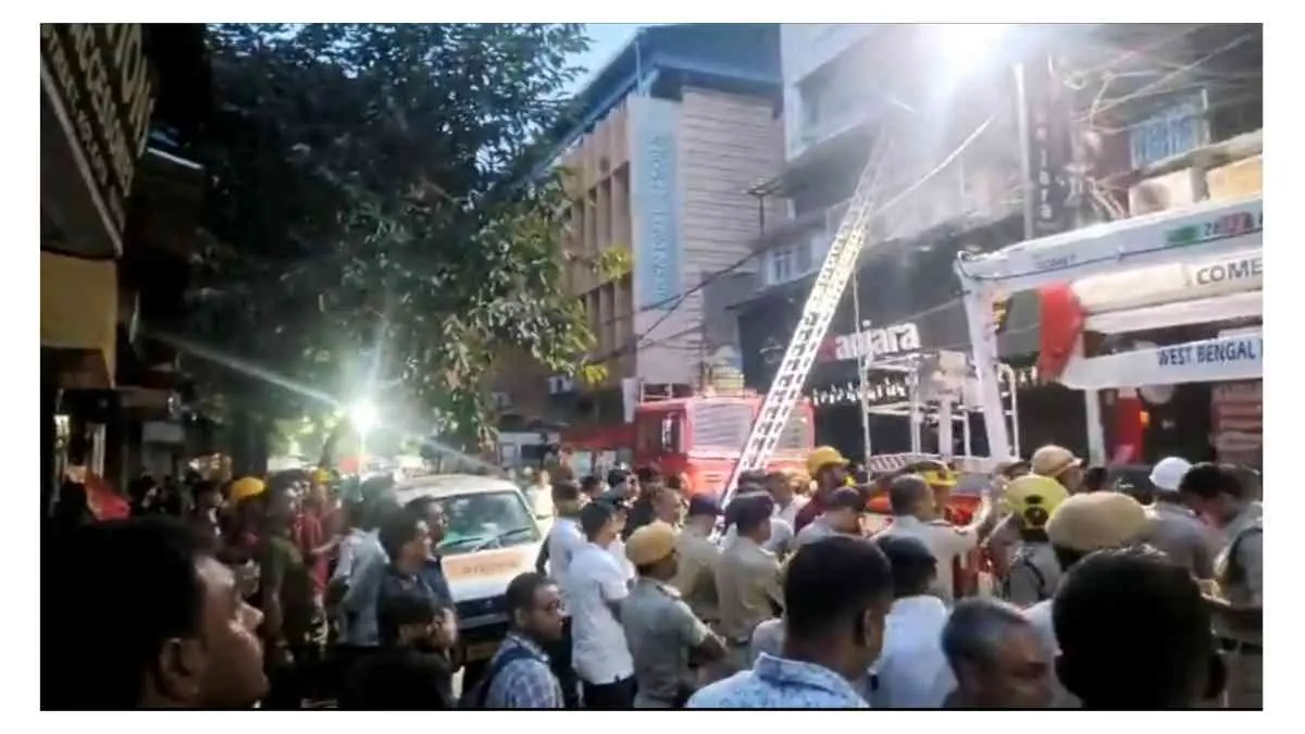 कोलकाता के होटल में भीषण आग: दम घुटने से 9 की मौत, 6 की हालत गंभीर; रेस्क्यू जारी