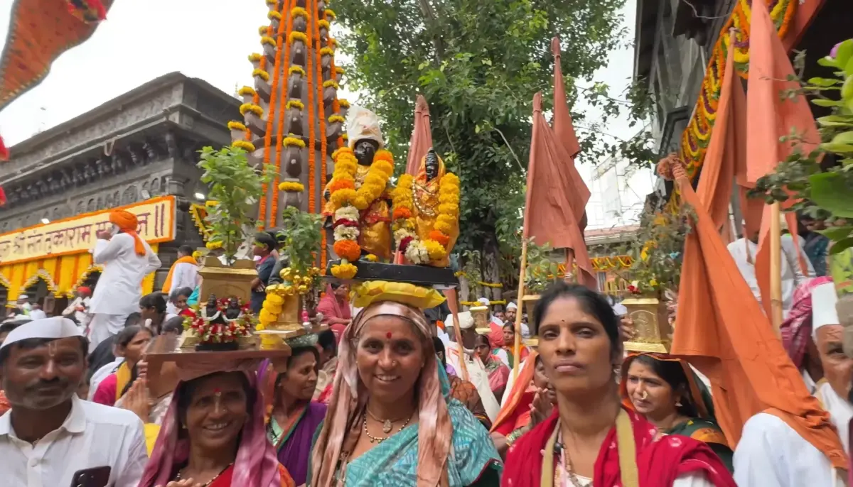 ज्ञानोबा-तुकारामच्या गजरात देहूतून तुकोबा पालखी पंढरपूरकडे निघाली